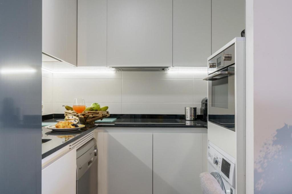 A kitchen or kitchenette at Teatinos Sky Garden I