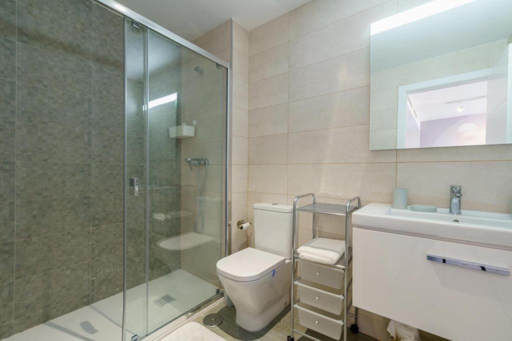 A bathroom at Teatinos Sky Garden I