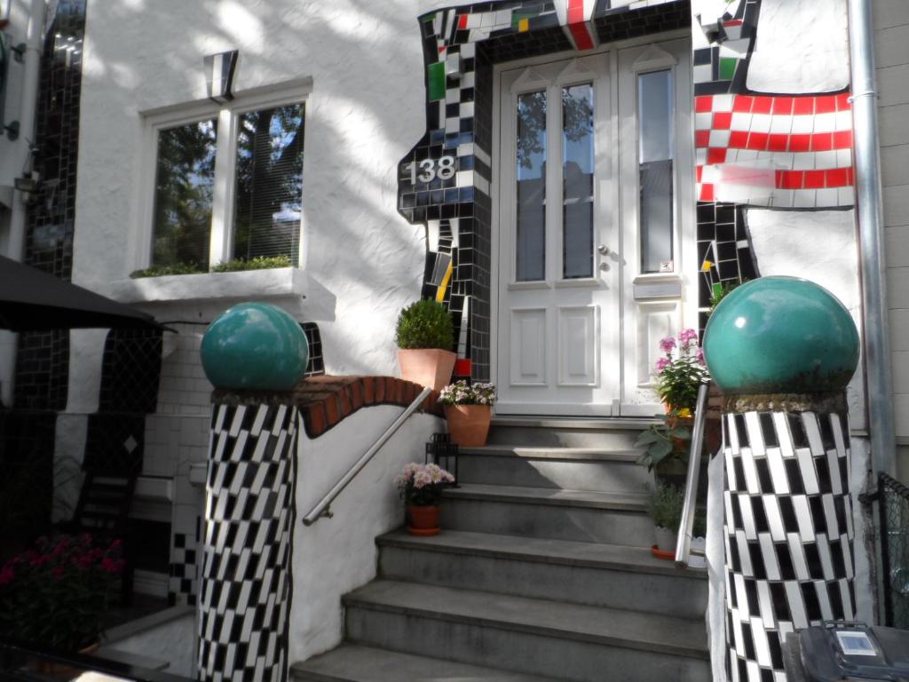 una puerta delantera de una casa con plantas en las escaleras en homestay! einhundertachtunddreißig, en Bremen