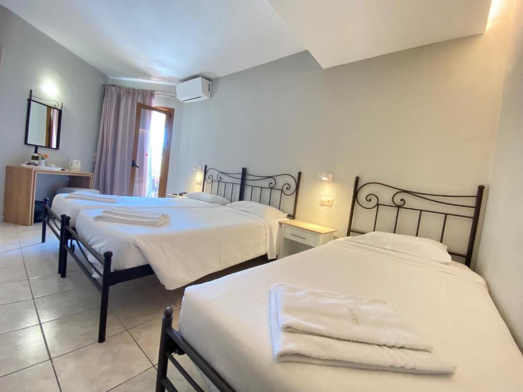 Postel nebo postele na pokoji v ubytování Louvre Hotel