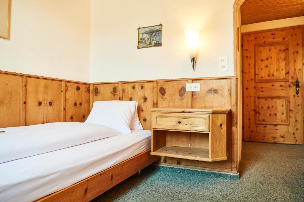 Postel nebo postele na pokoji v ubytování Chesa Languard