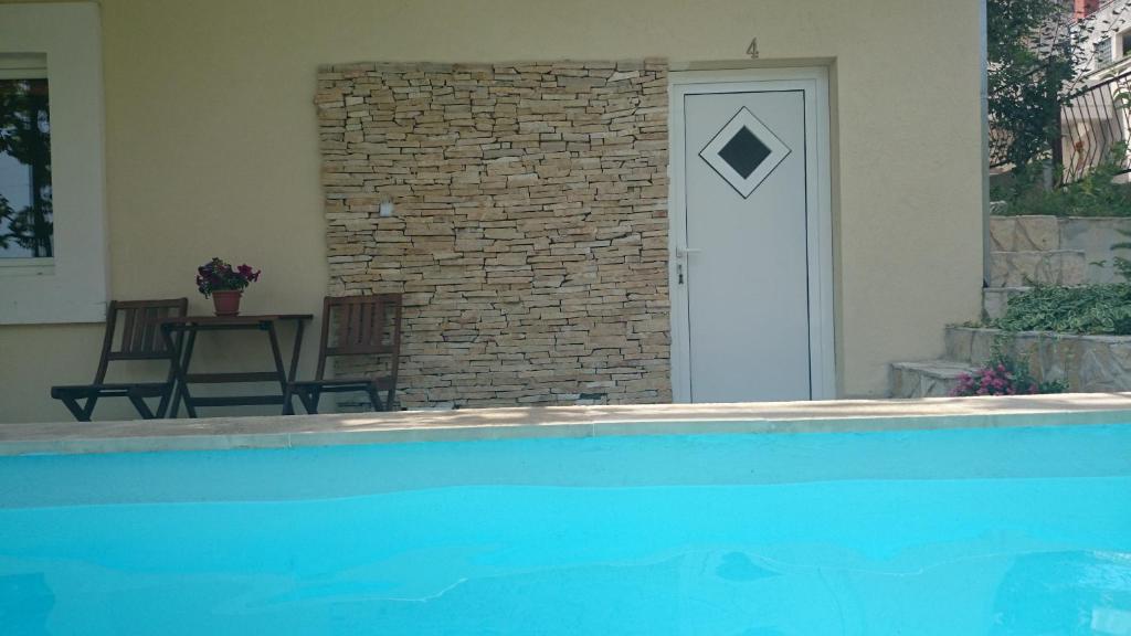 Bazén v ubytování Apartments Kegalj nebo v jeho okolí