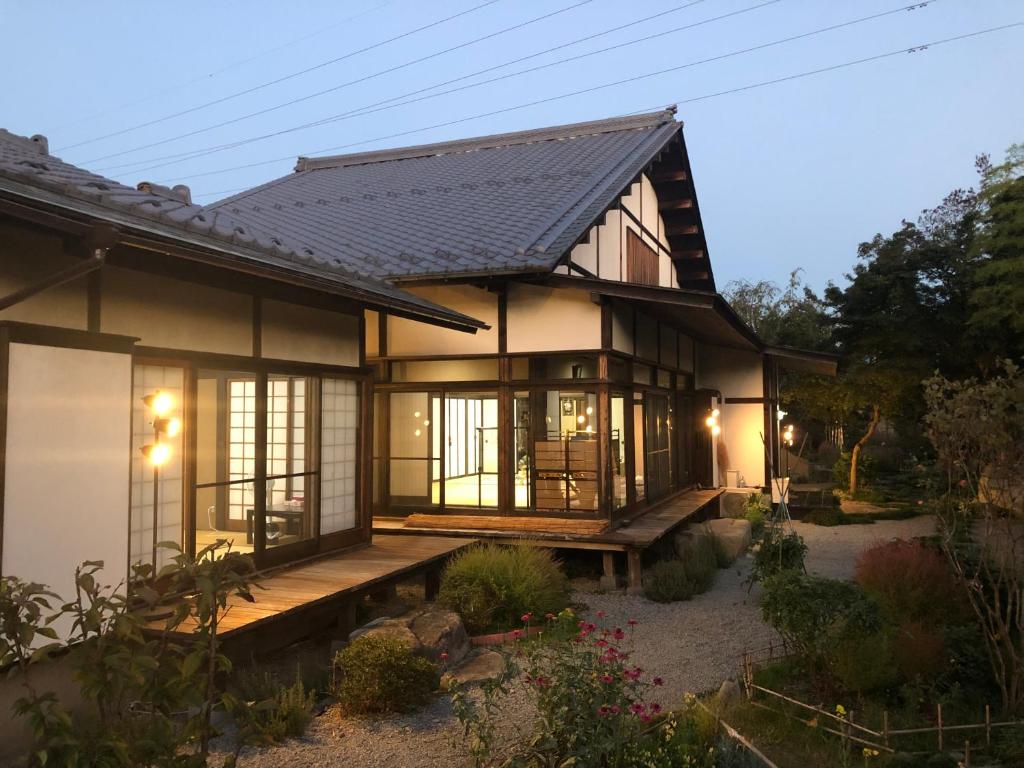 una casa pequeña con techo inclinado en フクロウの御宿 en Isawa