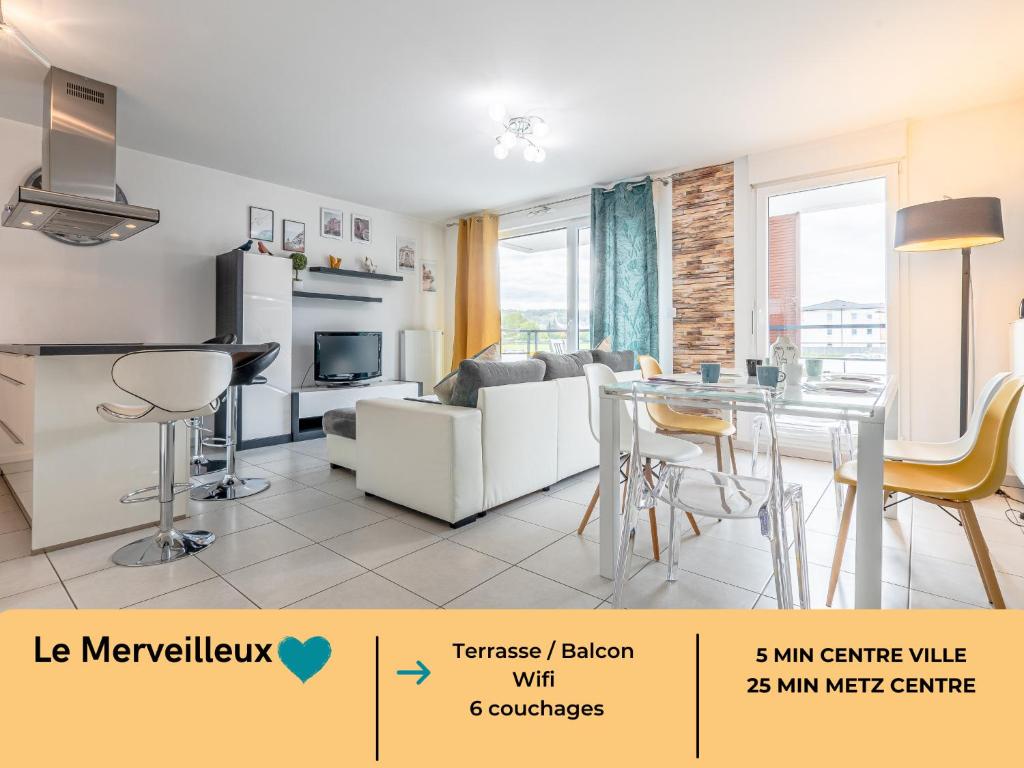een woonkamer met een bank en een tafel bij Le Merveilleux - Proche Thionville, Metz, Luxembourg in Basse-Yutz