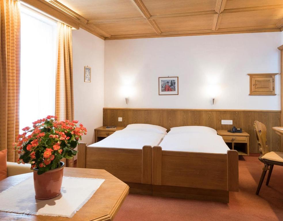 Postel nebo postele na pokoji v ubytování Chesa Languard