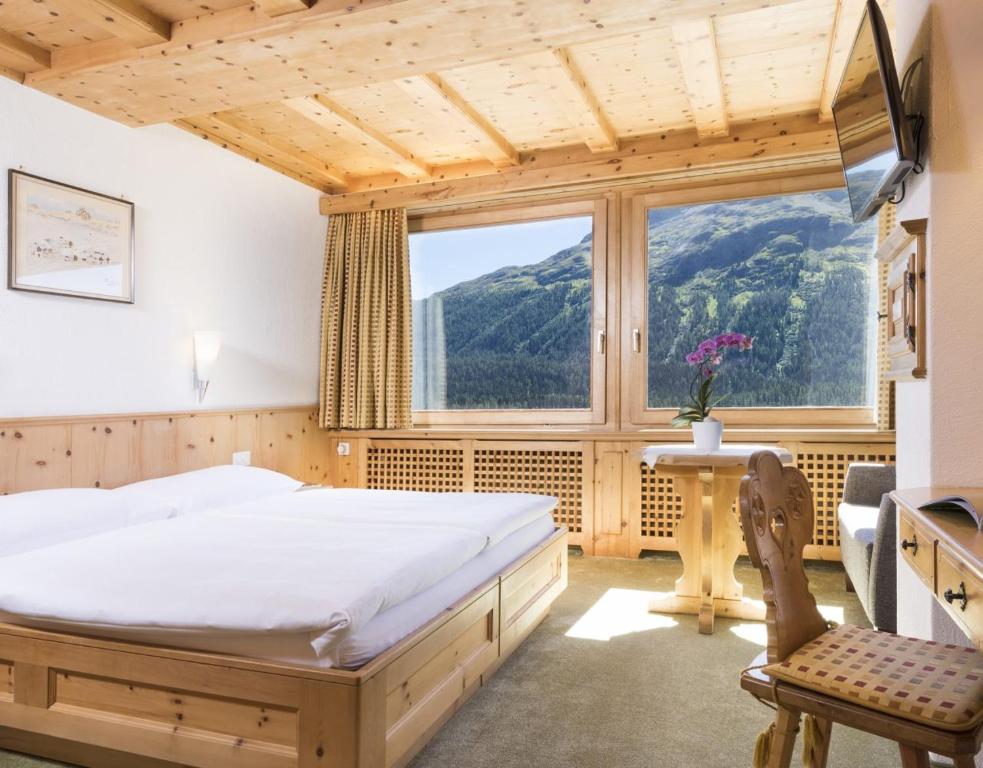Nespecifikovaný výhled na hory nebo výhled na hory při pohledu z hotelu