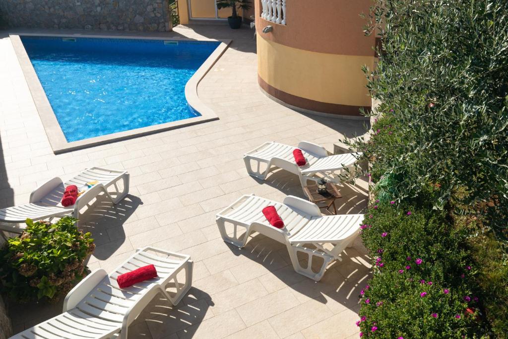 Bazén v ubytování La Vista apartments with pool nebo v jeho okolí