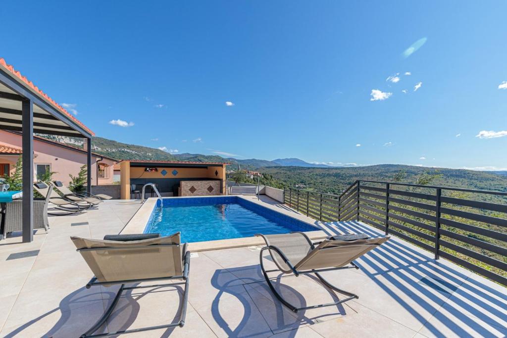 Holiday House with pool in Roc