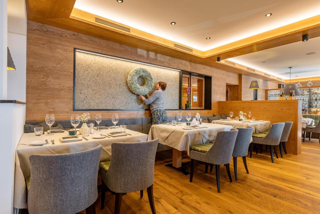 Reštaurácia alebo iné gastronomické zariadenie v ubytovaní Kräuterhotel Hochzillertal