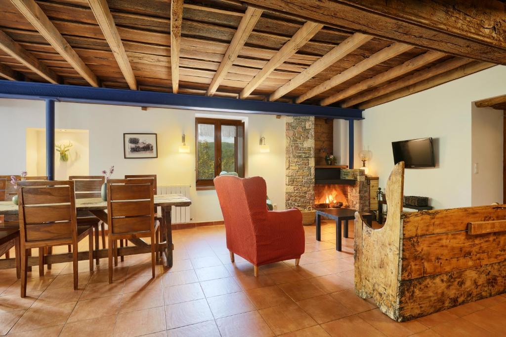 TV a/nebo společenská místnost v ubytování Casa Rural "Can Soler de Rocabruna" Camprodon