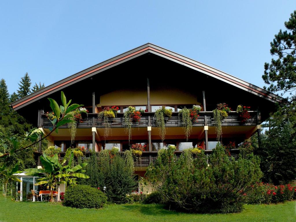 a house with a balcony with plants on it at Landhaus Schreier in Ledenitzen