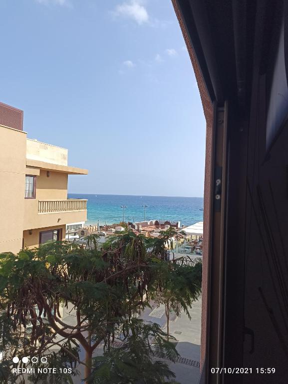 widok na plażę z okna w obiekcie Apartamentos El Carmen w mieście Morro del Jable