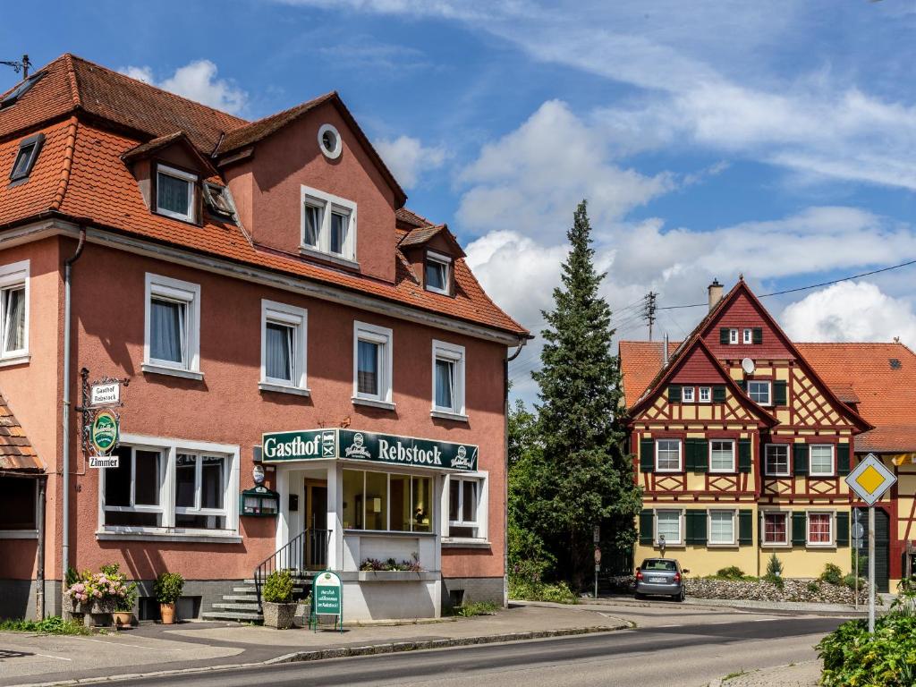 eine Straße in einer Kleinstadt mit Gebäuden in der Unterkunft Gasthof Rebstock in Stetten