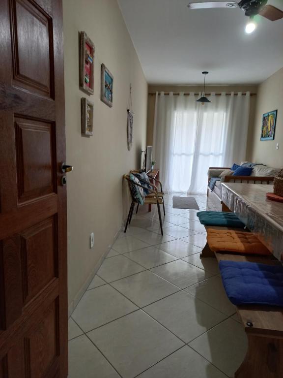 a room with a door and a living room at Apartamento na Prainha in Arraial do Cabo