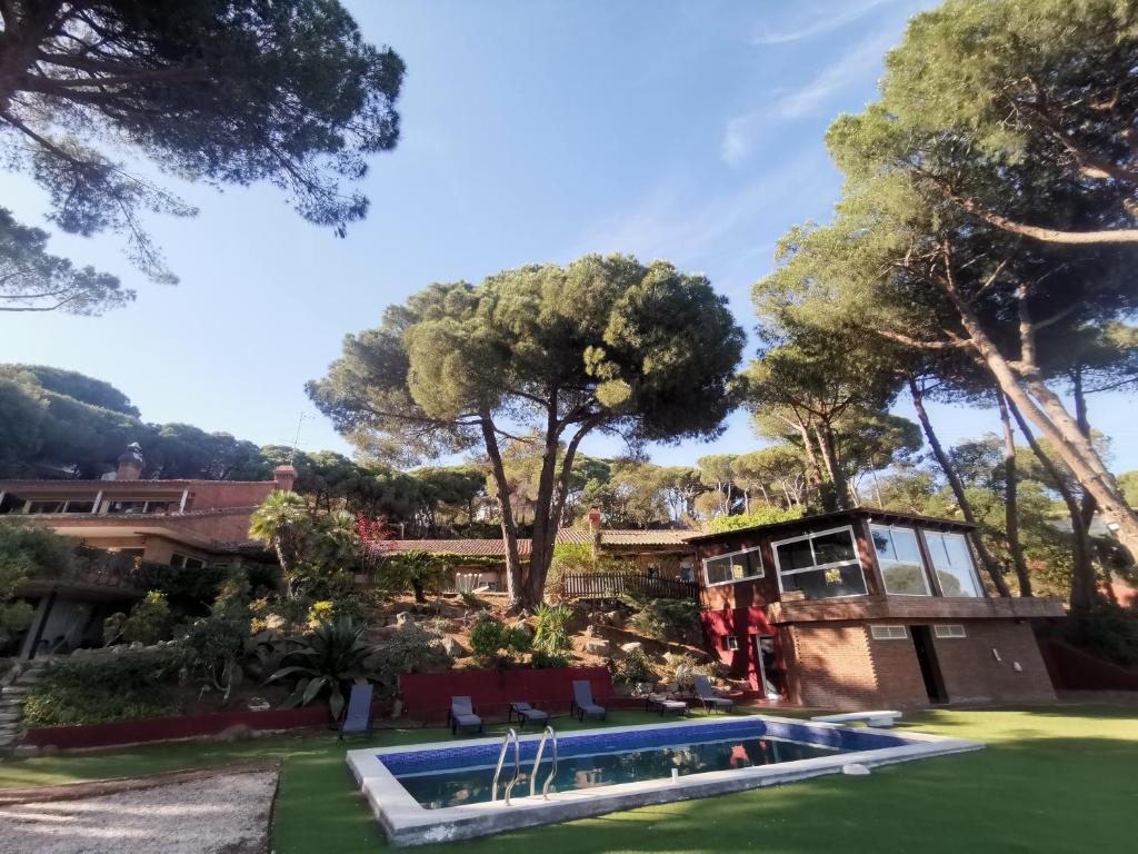 a house with a garden and a swimming pool at Villa Maresme & Villa Rosa in Mataró