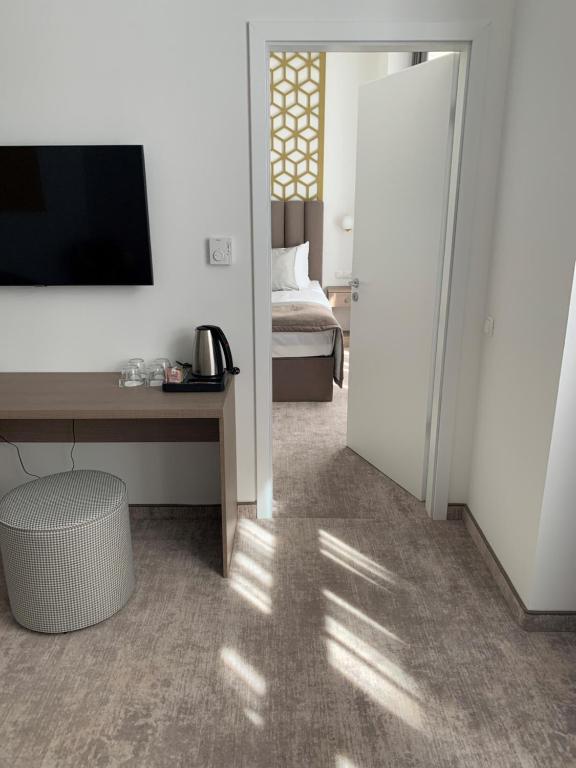Televízia a/alebo spoločenská miestnosť v ubytovaní Mera Hotel
