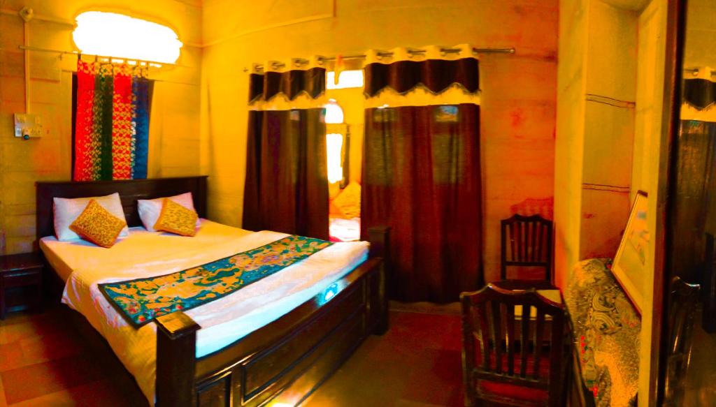 Postel nebo postele na pokoji v ubytování Hotel Fotiya jaisalmer