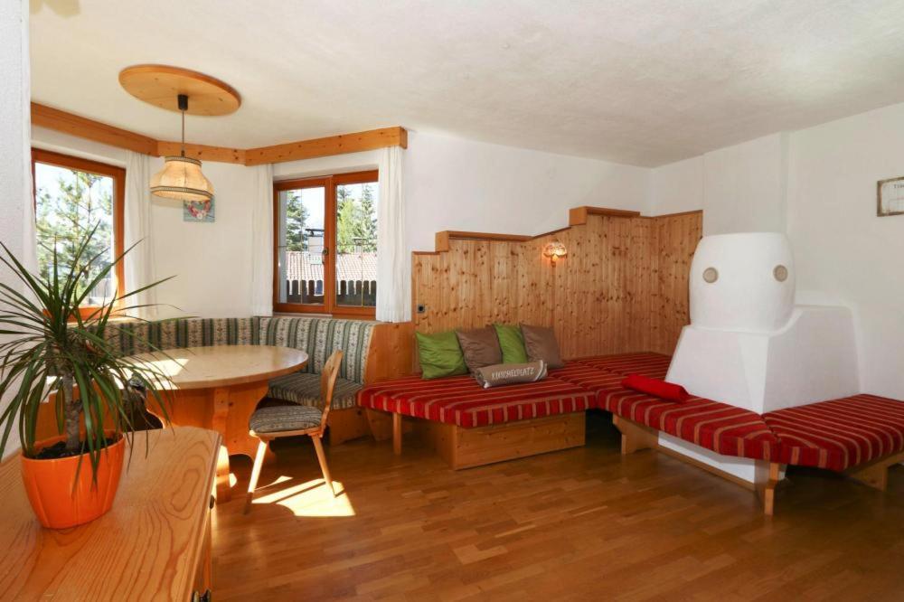 Ferienhaus Jäger في أوتز: غرفة معيشة مع أريكة وطاولة