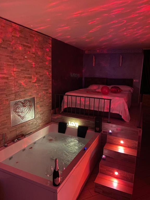 Camera con vasca da bagno e letto. di Sweetlove Spa a Terracina