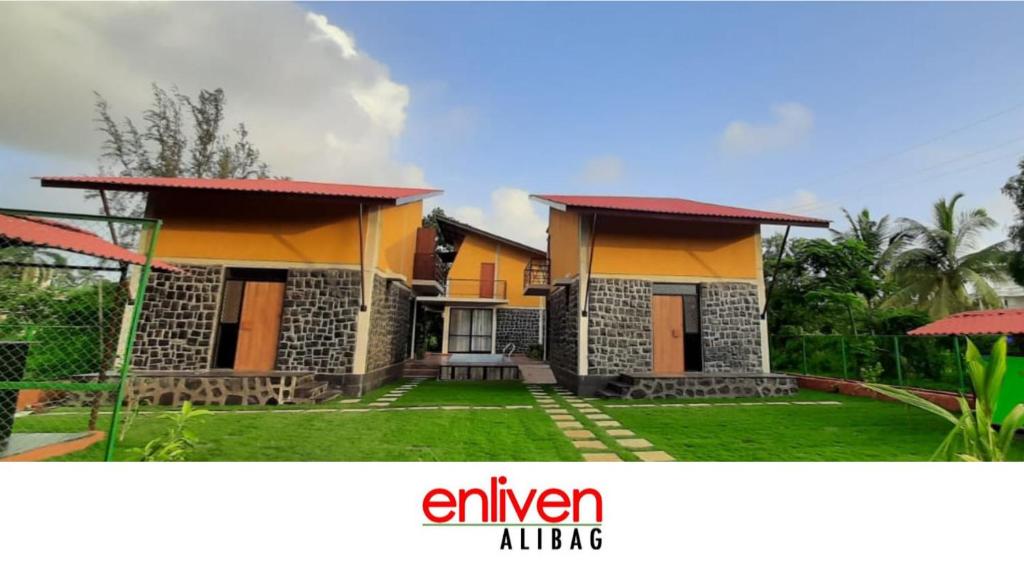 纳加奥恩Enliven Homestay Alibag, Alibaug的一张房子的照片,上面写着字母