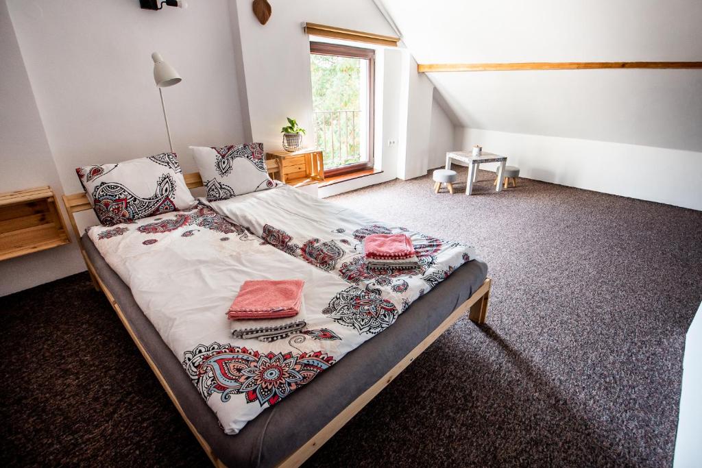 En eller flere senge i et værelse på Cracow Family House