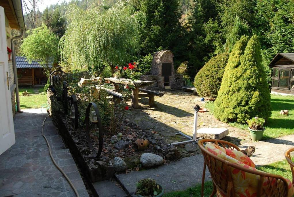 un jardín con mesa de picnic y banco en Chalupa Dubková, en Lazy pod Makytou