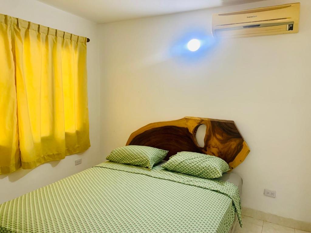 un perro sobre dos camas en una habitación en Santa Marta Bello Horizonte - Cabañas Don Rafa, en Santa Marta