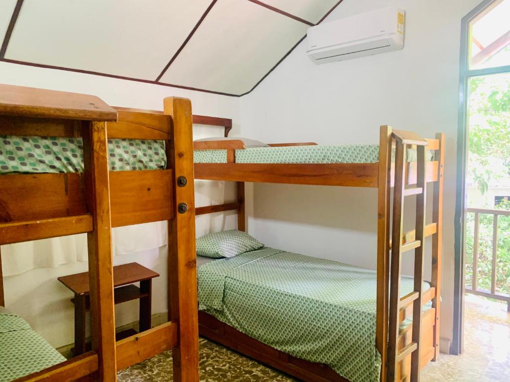 a bedroom with two bunk beds in a room at Santa Marta Bello Horizonte - Cabañas Don Rafa in Santa Marta