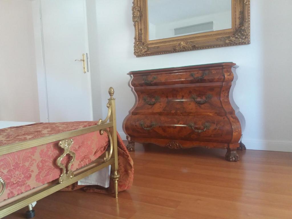 伊萬多拉克的住宿－villa petar apartment a4 with terrace，一间卧室配有木制梳妆台和镜子