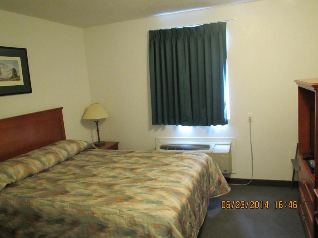 Postel nebo postele na pokoji v ubytování Lazy J Motel