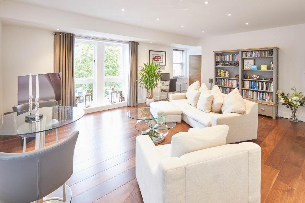 een woonkamer met witte meubels en een tafel bij Host & Stay - One Love in Harrogate