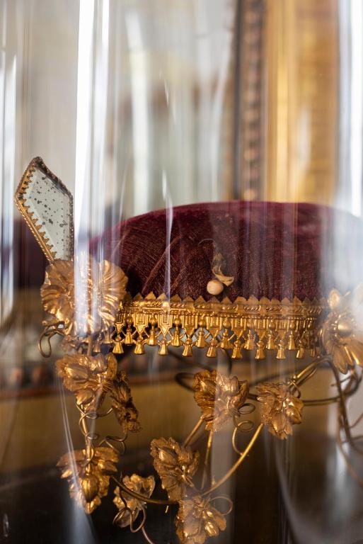 une table en verre avec un vase au-dessus dans l'établissement Roulette, à Paris