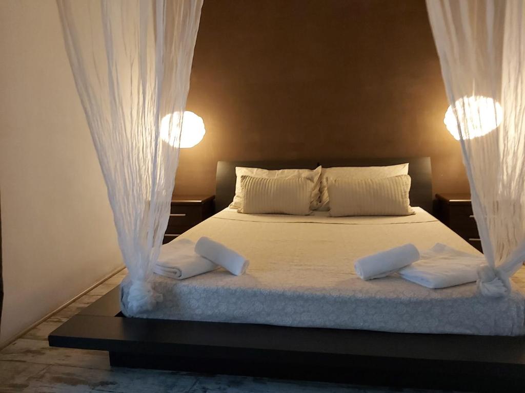 ローマにあるAppia Avenue 639のベッドルーム(白いカーテン付きのベッド1台付)