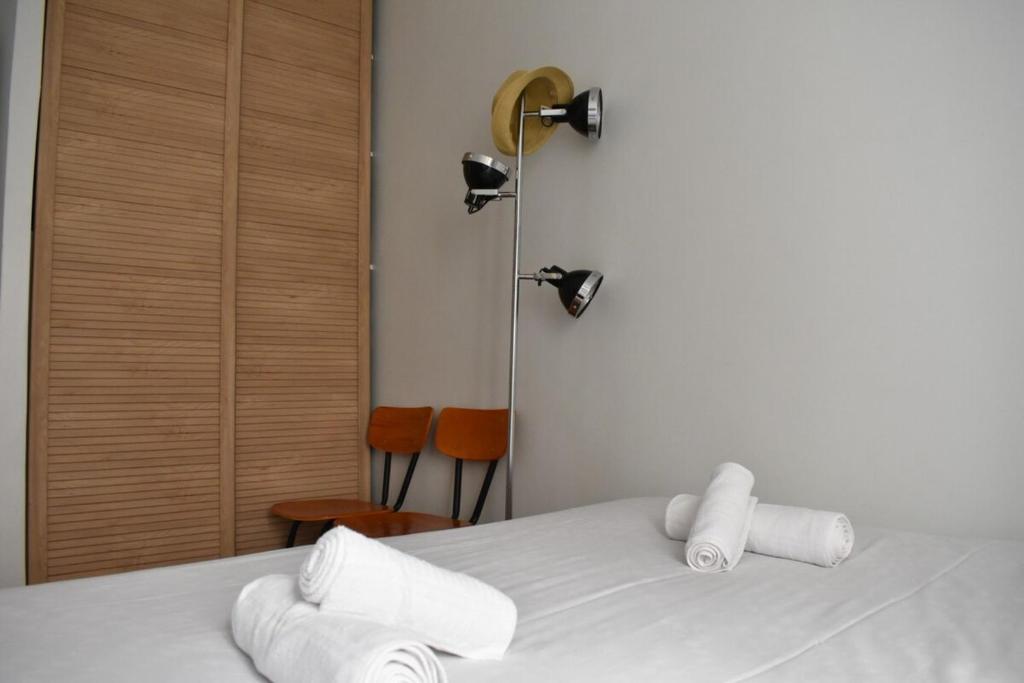 パリにあるCharming Apartment near The Eiffel Towerのベッドルーム1室(白いベッド1台、タオル付)