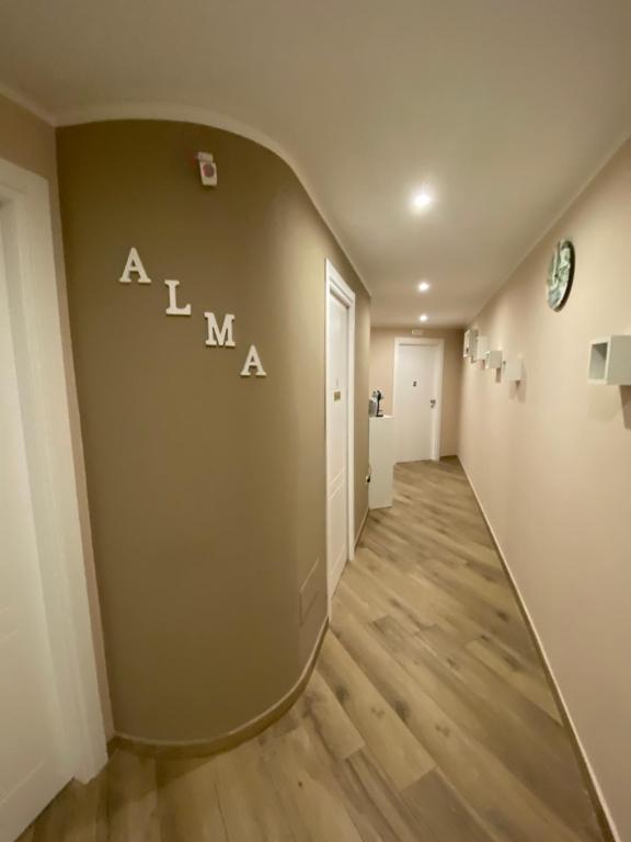 un pasillo con una pared con las letras ahm en ALMA B&B Home Cosenza, en Cosenza