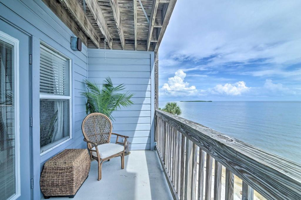Balkon atau teras di Beachfront Cedar Key Retreat with Pool Access!