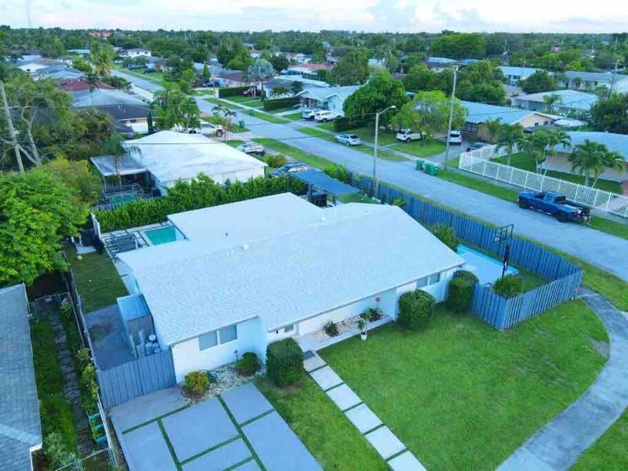 Magical Miami Retreat with Heated Pool, Mini Golf, and Basketball Court  L19, Miami – Tarifs 2024