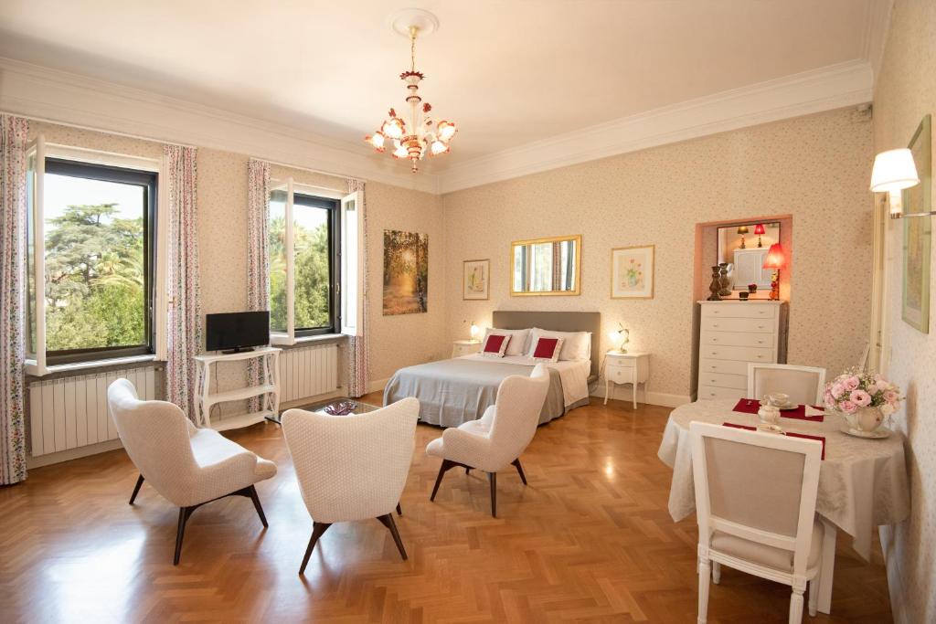 um quarto com uma cama, uma mesa e cadeiras em Giardino del Lago em Roma