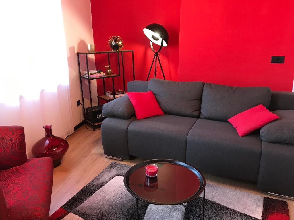 sala de estar con sofá y pared roja en Apartments Colors of Rijeka - Red en Rijeka