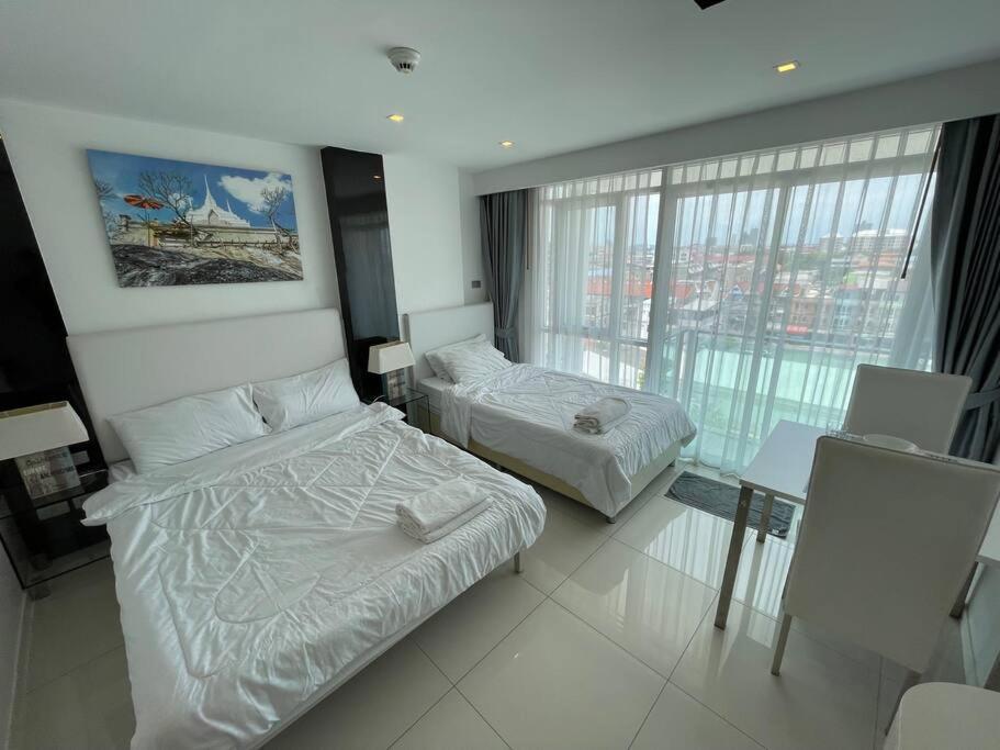 Postel nebo postele na pokoji v ubytování GETAWAY STUDIO in City Center Residence