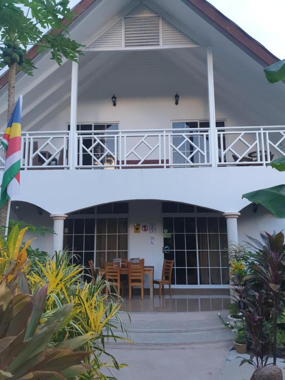 a view of the front of the house at Kai Selfcatering in La Digue
