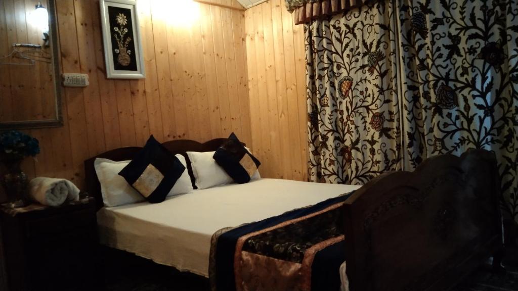 Postel nebo postele na pokoji v ubytování Houseboat New Suzan