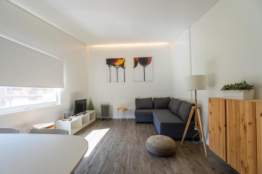 a living room with a couch and a table at Quinta da Bicuda in Cascais