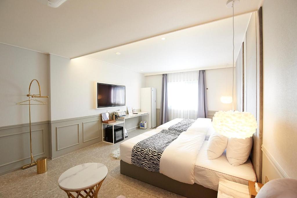 Denbasta Hotel - Family Room With Bath