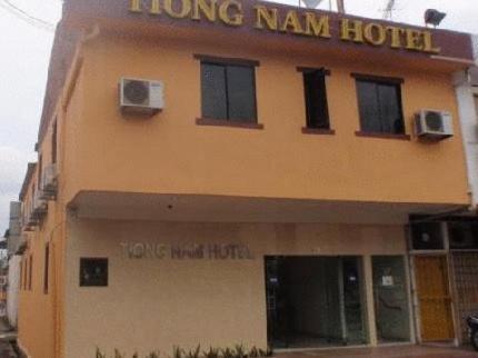 een groot bruin gebouw met een hong man hotel bij Tiong Nam Hotel in Pasir Gudang