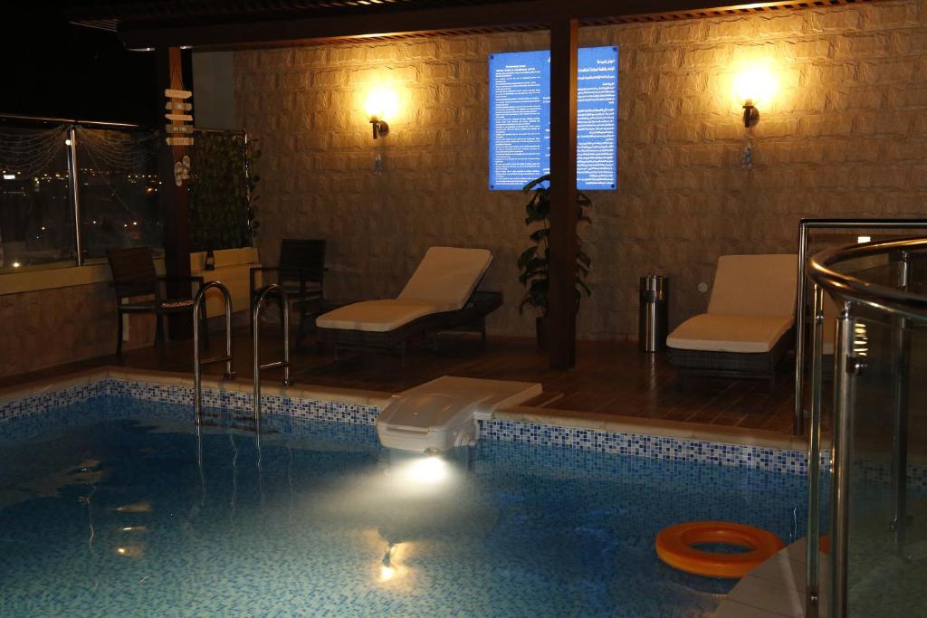 Bazén v ubytování The Palace Hotel - فندق القصر nebo v jeho okolí