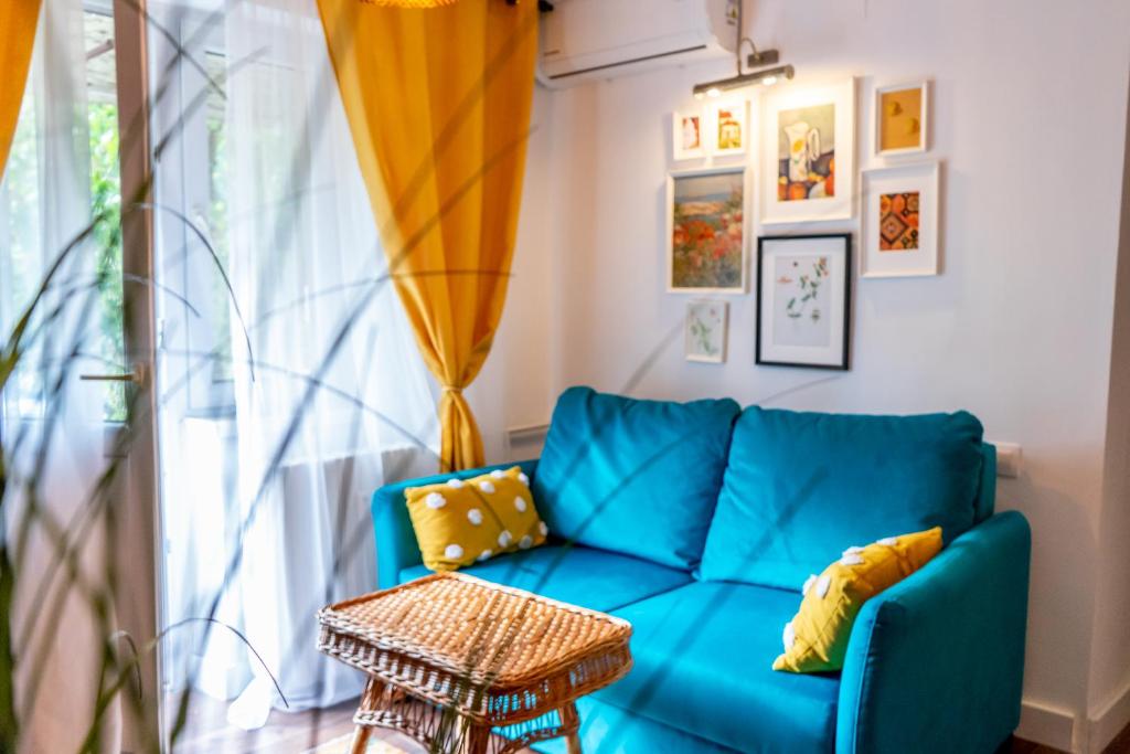 un divano blu in soggiorno con tavolo di Little Boho-Chic a Constanţa