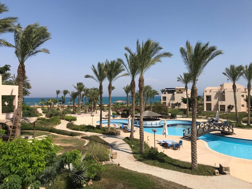 an aerial view of a resort with palm trees at Chalet with Roof at Laguna Bay- Ain Sokhna - شالية غرفتين مكيف بالكامل بالرووف قرية لاجونا باي - العين السخنة in Ain Sokhna