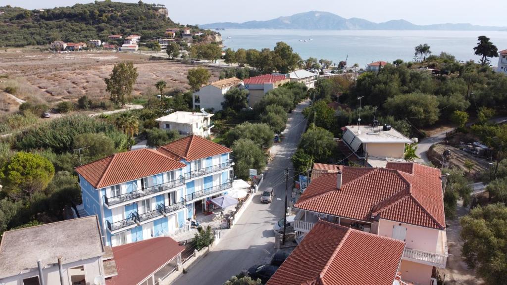een luchtzicht op een stad met huizen en de oceaan bij Blue Lake in Kerion