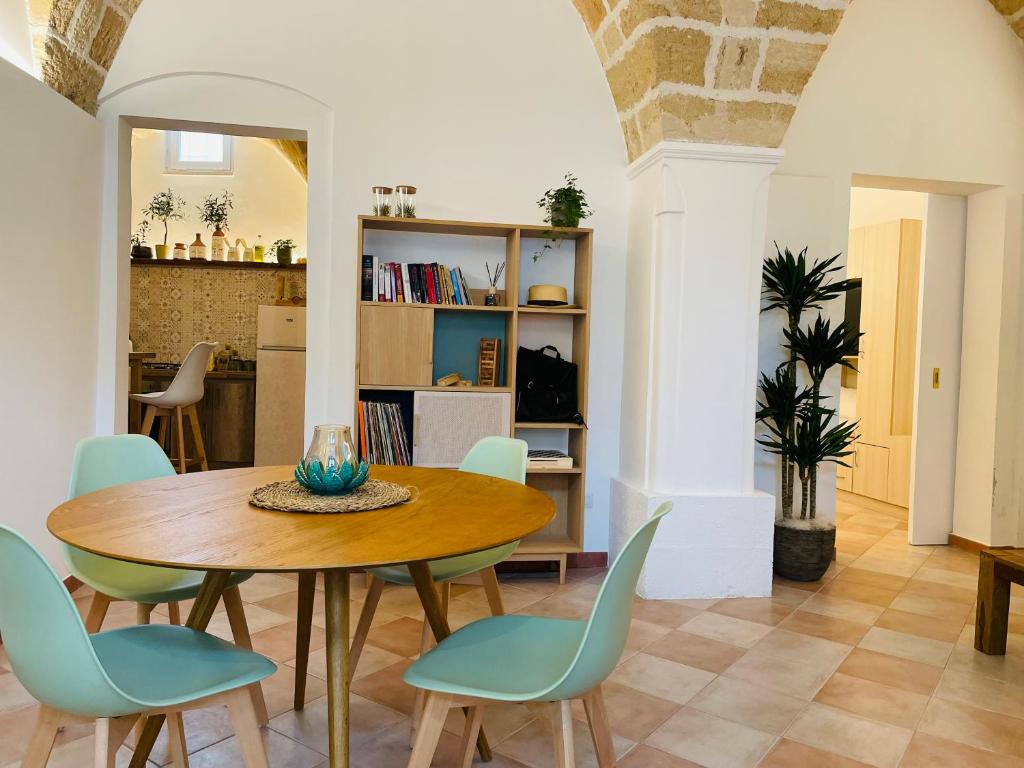 - une salle à manger avec une table et des chaises dans l'établissement CASETTA CARENS nel centro storico di Nardò, à Nardò